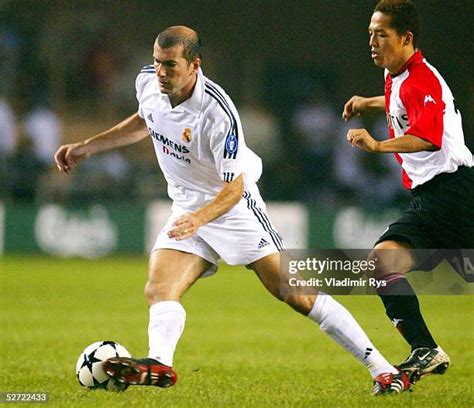 Real Madrid 2002 Zidane Photos and Premium High Res Pictures - Getty Images