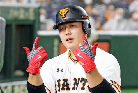 巨人岡本、看板弾の商品券100万円受け取り笑顔 プロ野球 日刊スポーツ