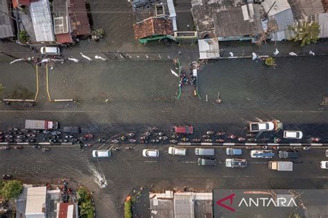 Banjir Rob Merendam Jalur Pantura Demak Km Antara News