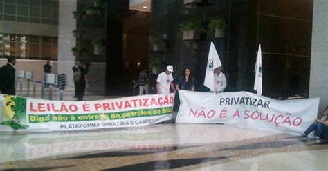 G1 Petroleiros fazem protesto em prédio da Paulista contra leilão de