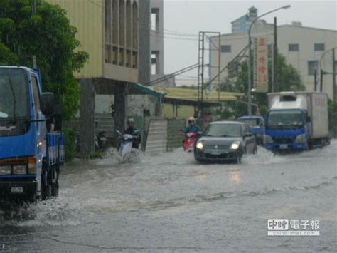 台南永康大灣路馬路淹成小河 焦點 中時