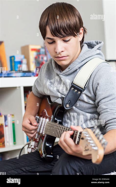 Colegial aprendiendo guitarra fotografías e imágenes de alta resolución