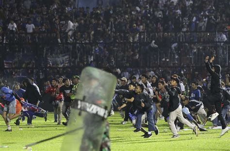 Stadion Panik In Indonesien Mehr Als Minderj Hrige Unter Den Toten