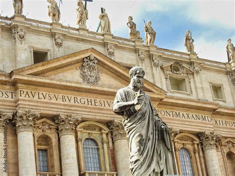 Estatua De San Pedro En La Plaza De La Ciudad Del Vaticano Stock Photo