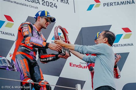 Presiden Joko Widodo Serahkan Trophy Kepada Jorge Martin Peraih Podium