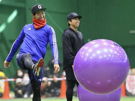 阪神 日本一の立役者 近本＆村上が故郷・淡路島で自主トレ公開 午前10時の時点でファン約700人 2023年12月28日掲載