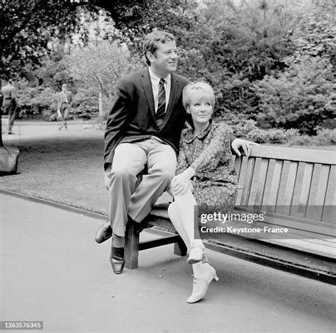 Petula Clark et on mari Claude Wolff photographiés dans un parc à ...