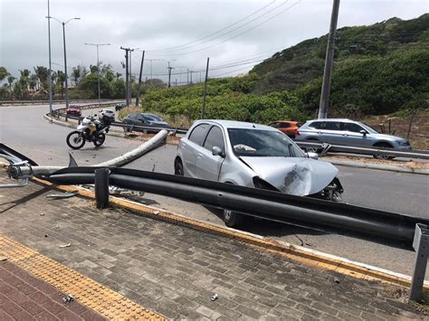 Motorista Perde Controle Bate Carro E Derruba Poste Na Via Costeira Em