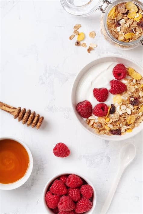 Griekse Yoghurt In Kom Met Frambozen Honing En Muesli Op Witte De