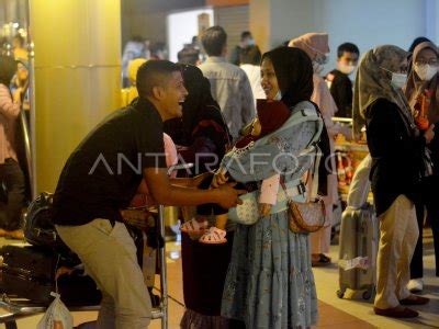 KEDATANGAN PEMUDIK DI BANDARA MINANGKABAU ANTARA Foto