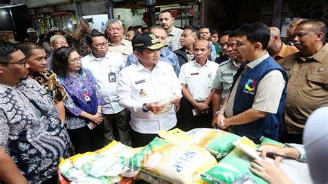 Berita Foto H Lebaran Masih Sepi Pembeli Pj Gubernur Hassanudin