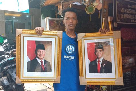 Foto Pedagang Maju Mundur Jual Foto Prabowo Gibran Ada Yang Curi