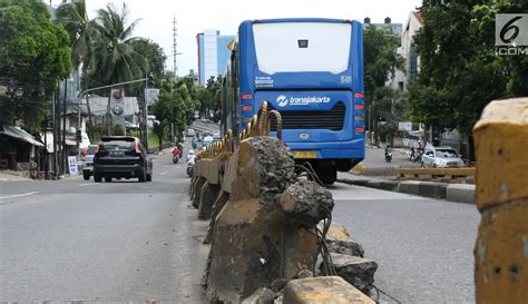 FOTO Pembatas Jalur Transjakarta Di Jalan Warung Jati Banyak Yang