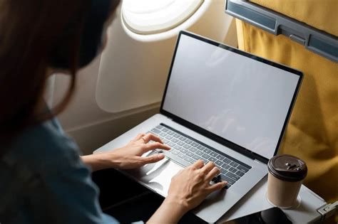 Can You Bring A Laptop On A Plane Through TSA Aero Corner