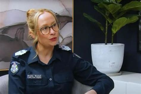 Australie Le Sergent Major Krystle Mitchell D Missionne De La Police