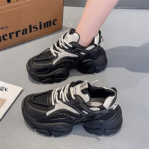 2024model Stock Fashion Women Sport Shoes - China Sneakers and Sport Shoes price