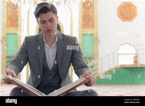 El hombre religioso musulmán rezando en la mezquita y la lectura del