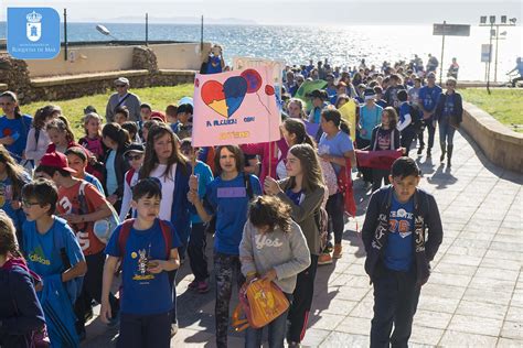 Padres de familia marchan por el día mundial de la concientización