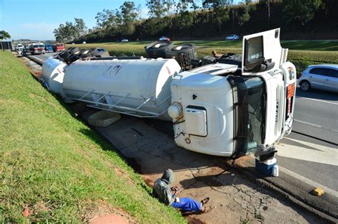 Caminhão carregado etanol tomba na Castelo Branco em Sorocaba