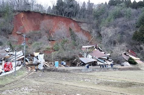 山形・鶴岡で土砂崩れ、男女2人と連絡取れず…通行人から「電線がぶら下がり家が倒壊している」 読売新聞