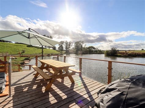 Cabin Clifton Upon Teme Worcestershire England Hot Tub