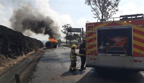 Pipa cargada con hidrocarburo vuelca y explota en Michoacán N