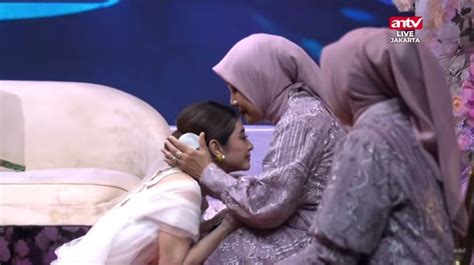 Mata Berurat Penampilan Dewi Perssik Bersimpuh Di Depan Ibu Rully Jadi