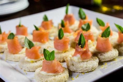 Receita de Canapés de Salmão Defumado Delícia Sofisticada para suas