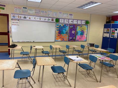 an empty classroom with desks and chairs