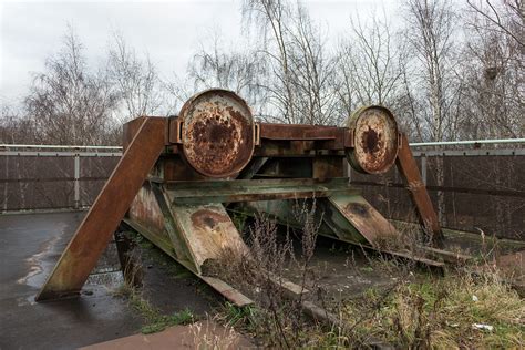 Für schweren Erzwagen sind Prellböcke am Ende der Entladegleise