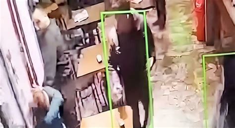 Picchia La Compagna Al Bar Davanti Ai Clienti Calci Pugni E Un Colpo