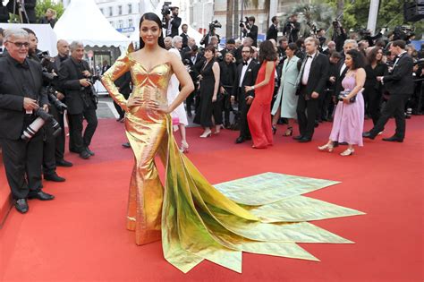 Aggregate 121+ bollywood red carpet dresses - seven.edu.vn