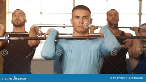 Amigos Masculinos Aptos Que Levantan Pesas De Gimnasia Durante La Sesi