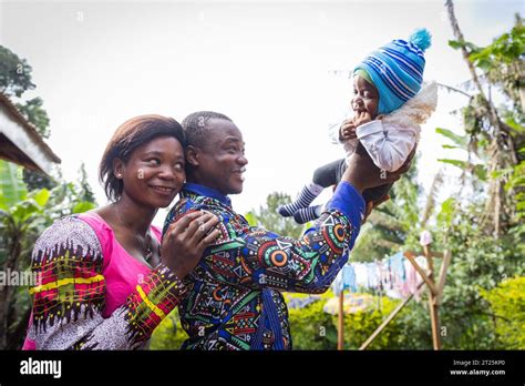 Une famille africaine unie et heureuse le père soulève son fils