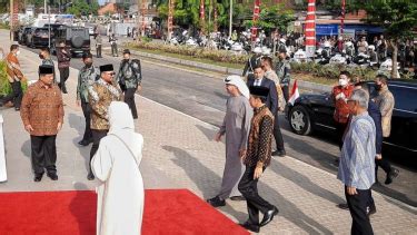 Momen Keakraban Jokowi Dan Presiden Uea Saat Resmikan Masjid Sheikh