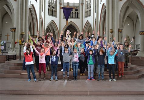 Halleluja Mit H Nden Und F En Kinder Singen Beim Liederfest