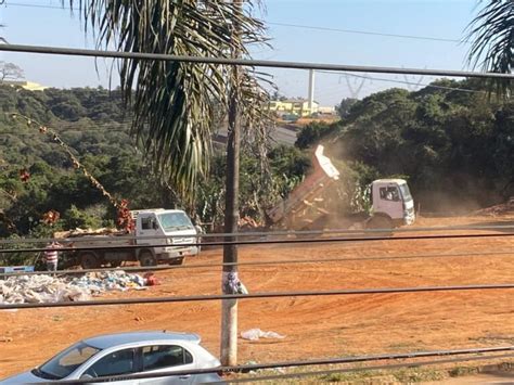 População de Nova Resende reclama de lixo sendo jogado em um terreno