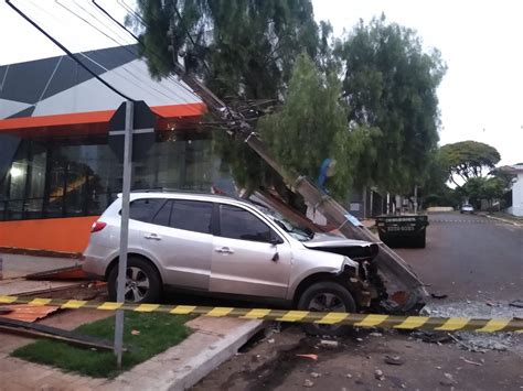 Motorista Sinais De Embriaguez Bate Carro Contra Poste E Fica