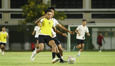 Foto Tiba Di Surabaya Shin Tae Yong Langsung Pimpin Latihan Timnas