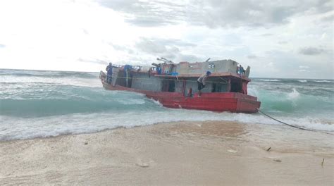 Kapal Misterius Tanpa ABK Terdampar Di Pantai Alas Purwo Banyuwangi