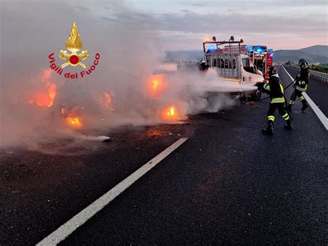 Incidente In A Tampona Furgone Di Autostrade E Fugge Dallauto In Fiamme