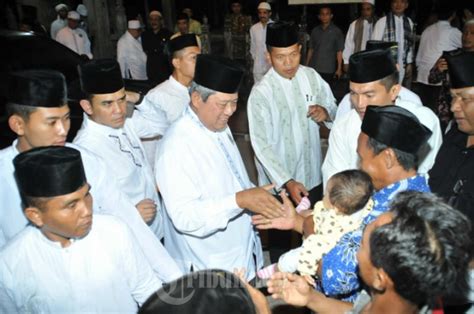 Presiden Sby Dan Ibu Negara Ziarah Ke Makam Sunan Drajat Foto