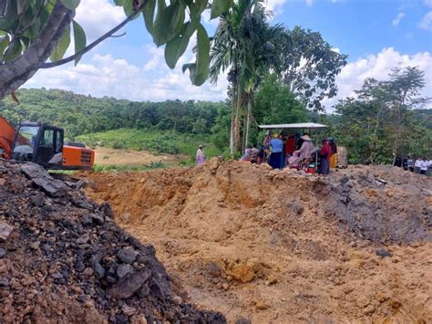 Ratusan Emak Emak Di Mangkurawang Lakukan Aksi Tolak Aktivitas Tambang