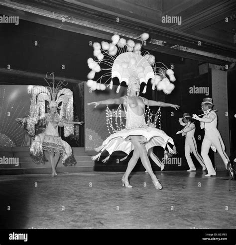 Lido De Paris Danseuses De Cabaret Sur Scène Dans Un Club De Nuit à