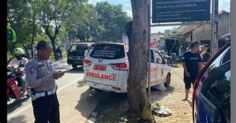 Nahas Kendaraan Ambulans Dan Motor Terlibat Kecelakaan Lalu Lintas Di Jalan Lintas Barat Sumatera