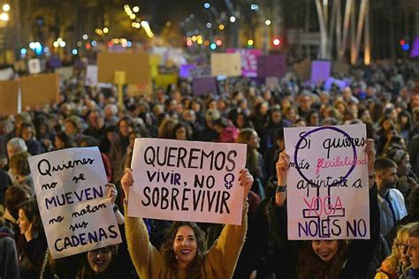 Espagne Grève Féministe Et Manifestations Monstres