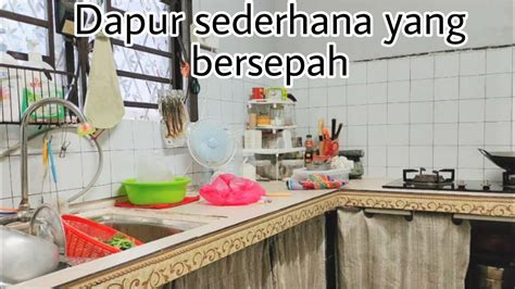 Kegiatan Ibu Rumah Tangga Dapur Yang Bersepah Ikan Masak Merah