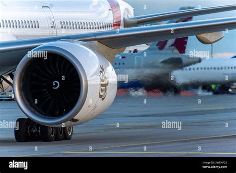 Boeing 777 engine power on Stock Photo - Alamy