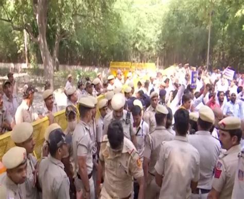 Delhi Police Detain AAP Workers As They Stage Protest Over Sanjay Singh