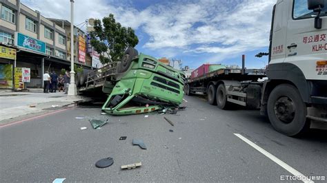 快訊／高雄「超大拖板車」翻覆路邊！副駕全被壓爛 路人嚇傻 Ettoday社會新聞 Ettoday新聞雲